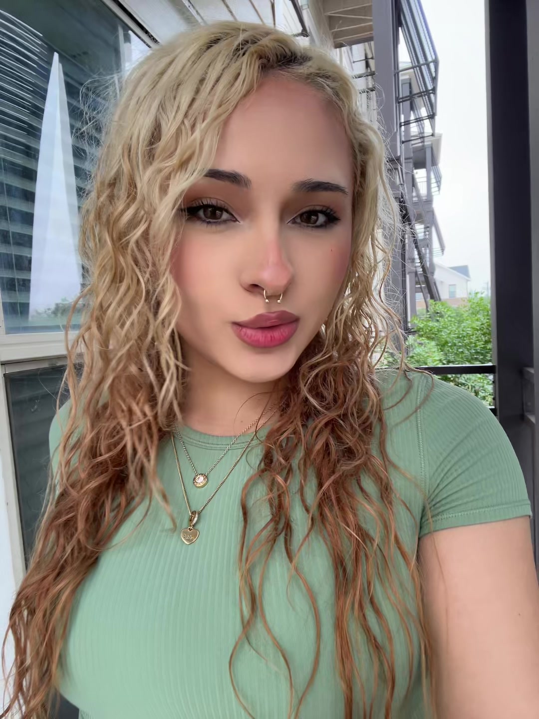 @lyvqrz