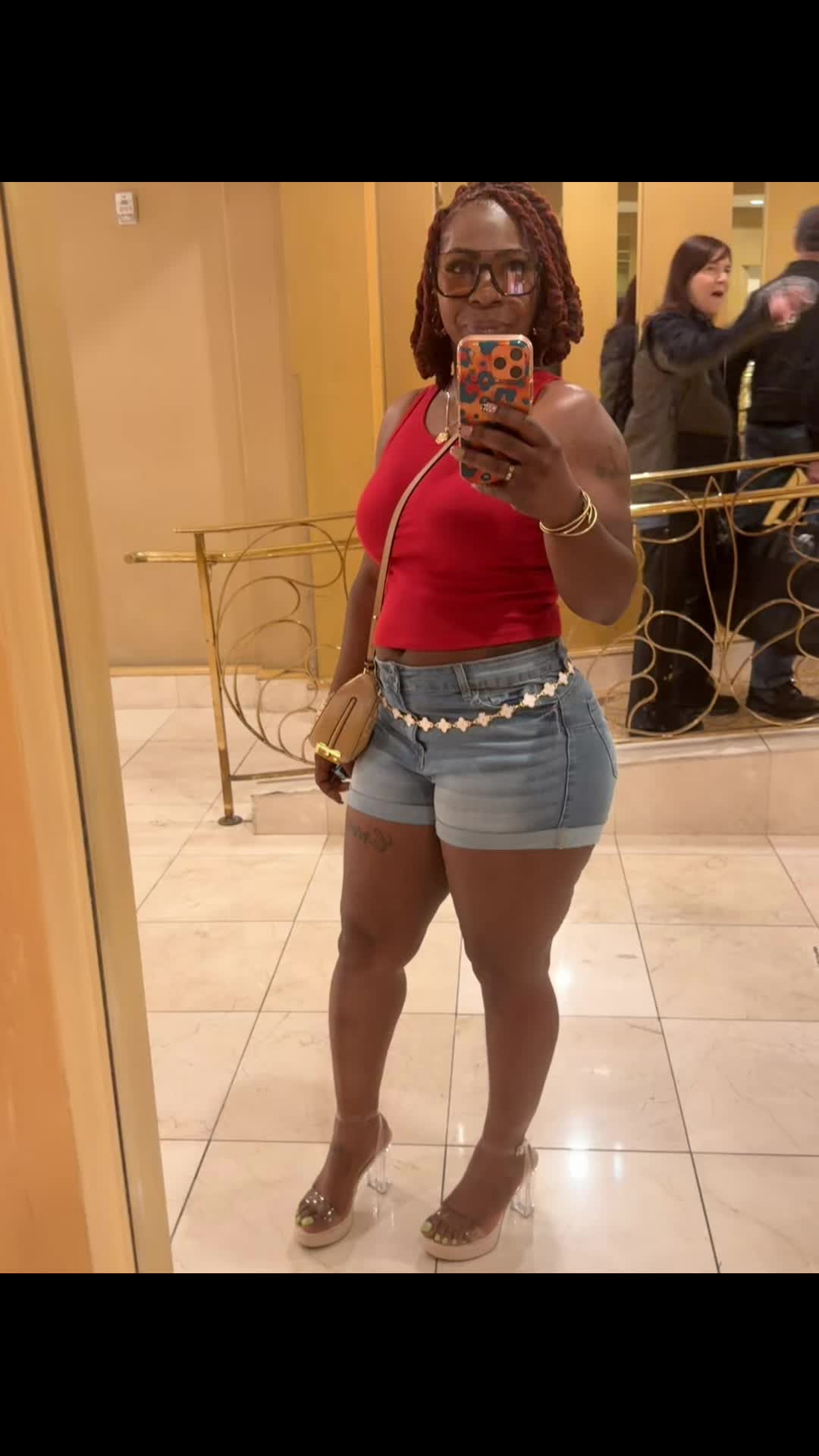 @LaQueenaAntoinette 💚
