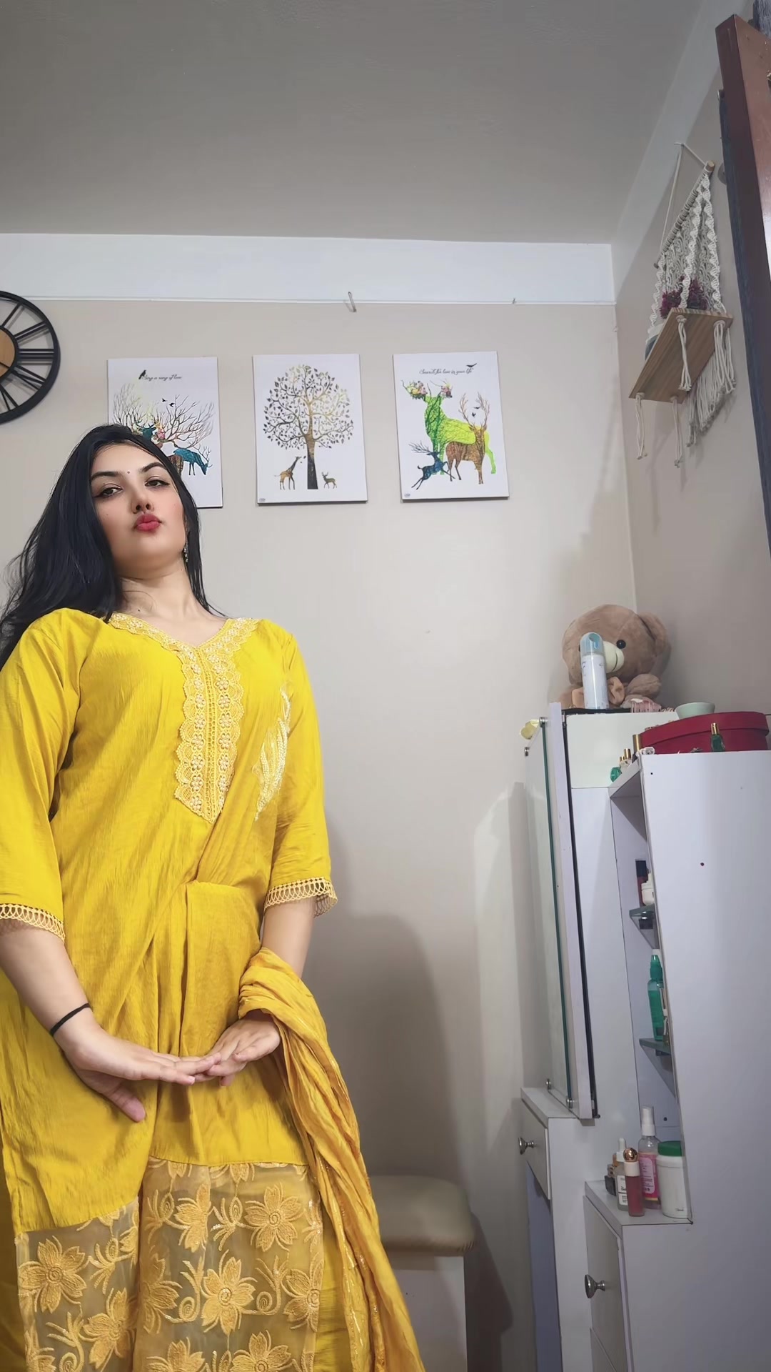 @AKRITI👑