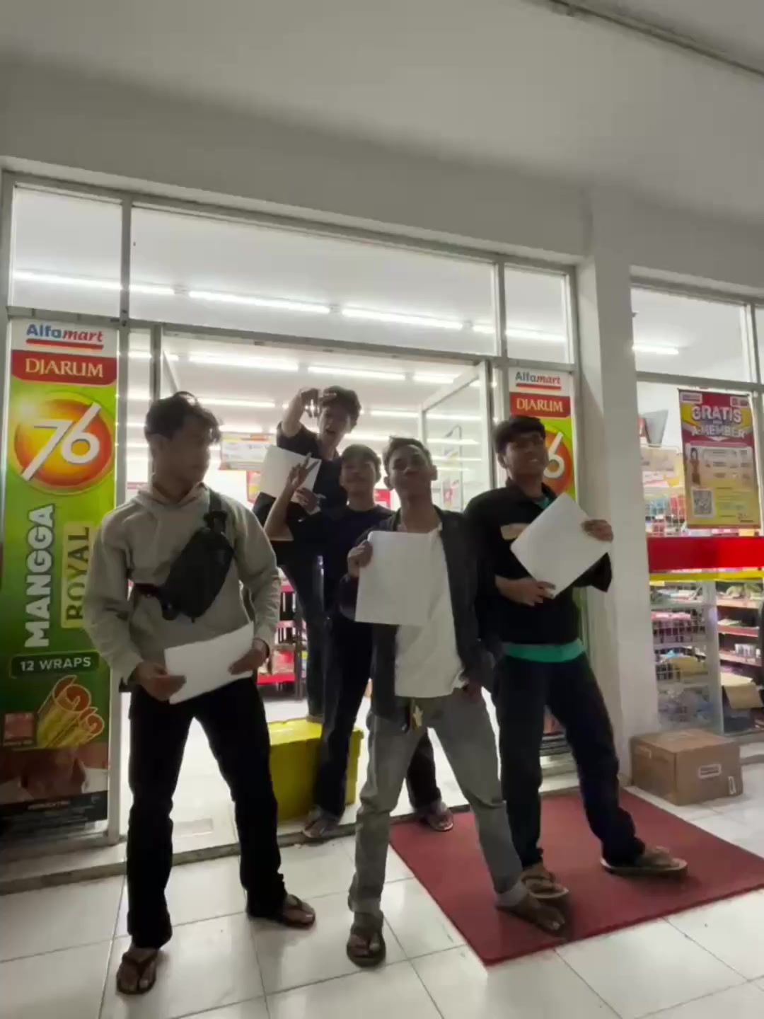 @RANDOM MEME🗿