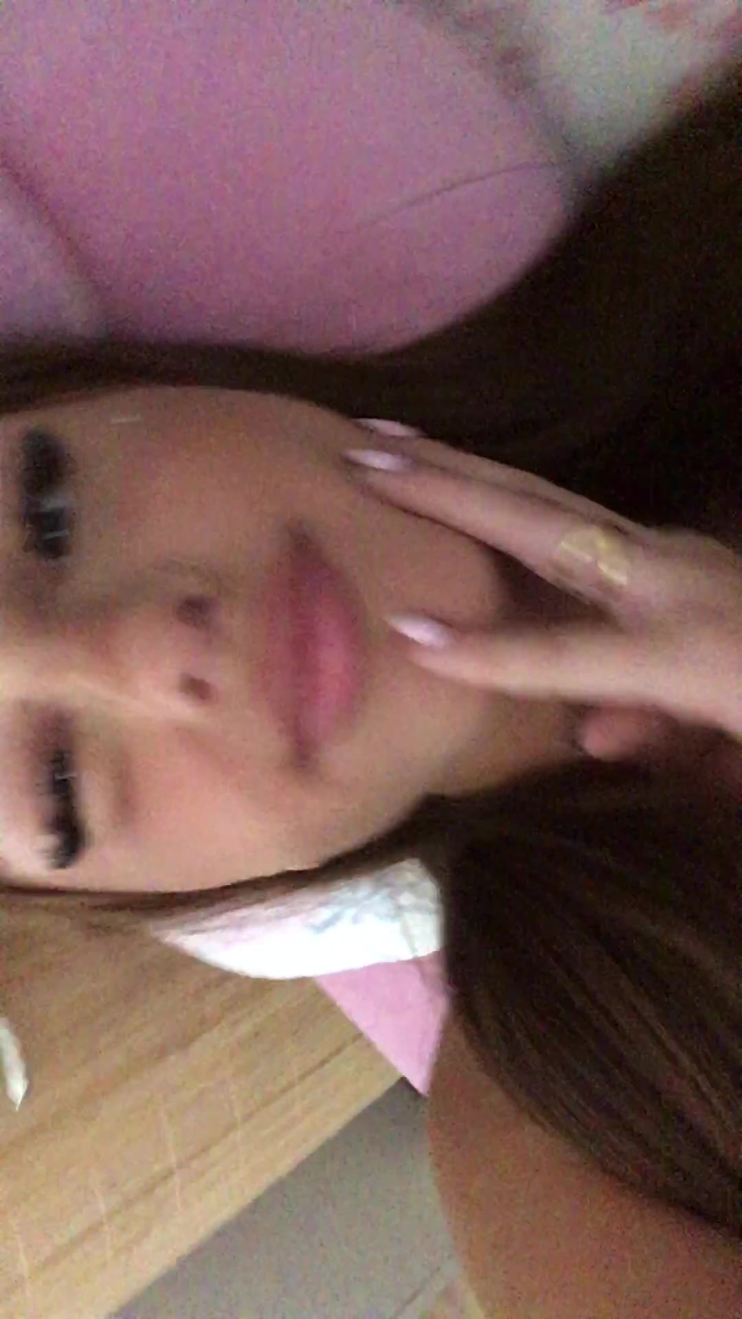 @>_<