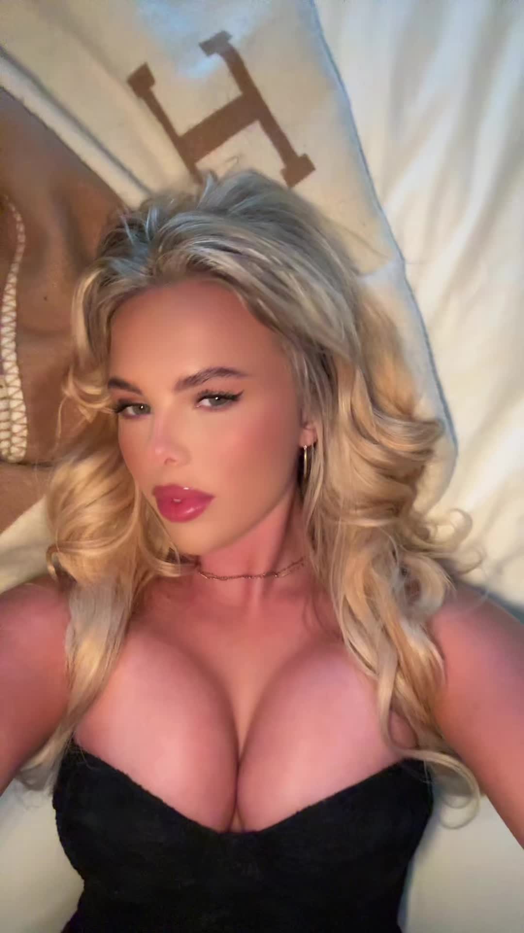 @elliebluegregoria