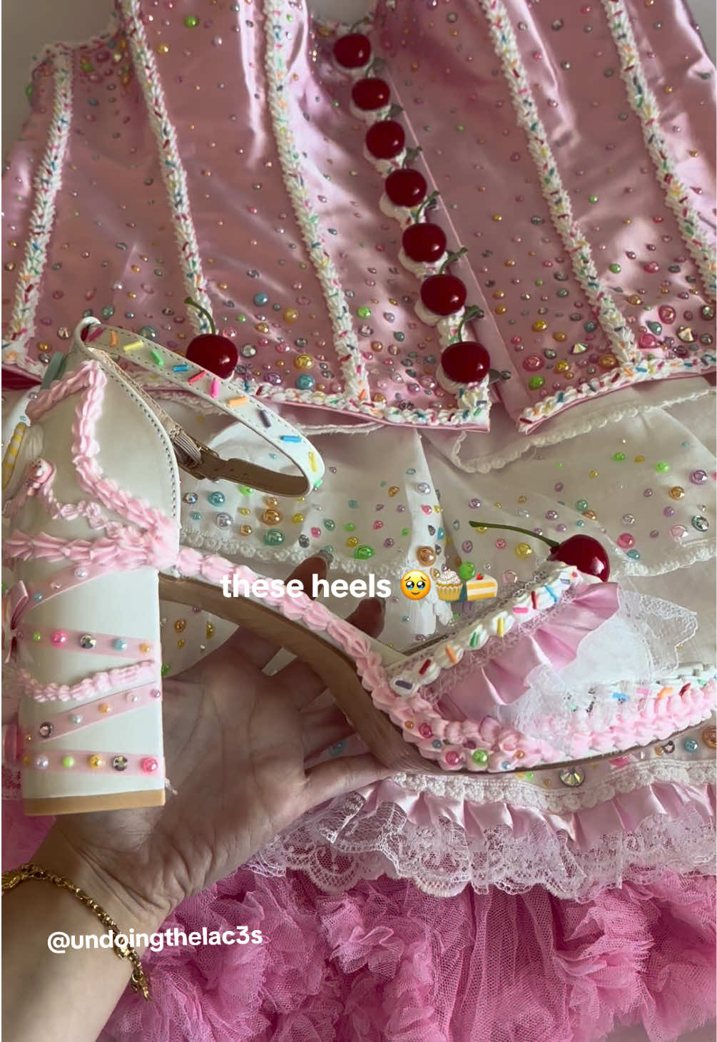 @undoing the laces 🧁🎀