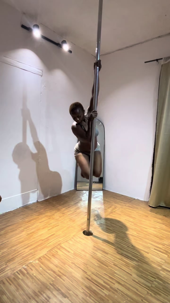 @Briana ~ Pole dancer