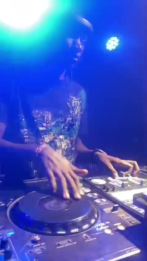 @WEEPON THE ENTERTAINER (DJ)