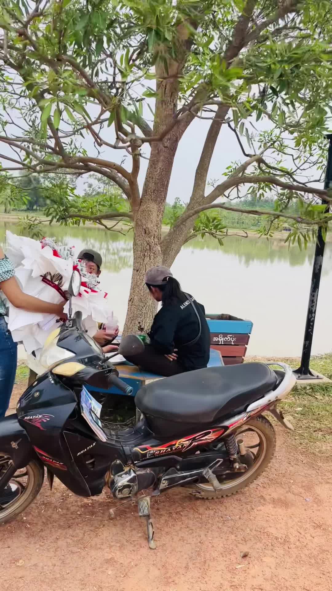 @shwe yeeဝန်းသိုသူ