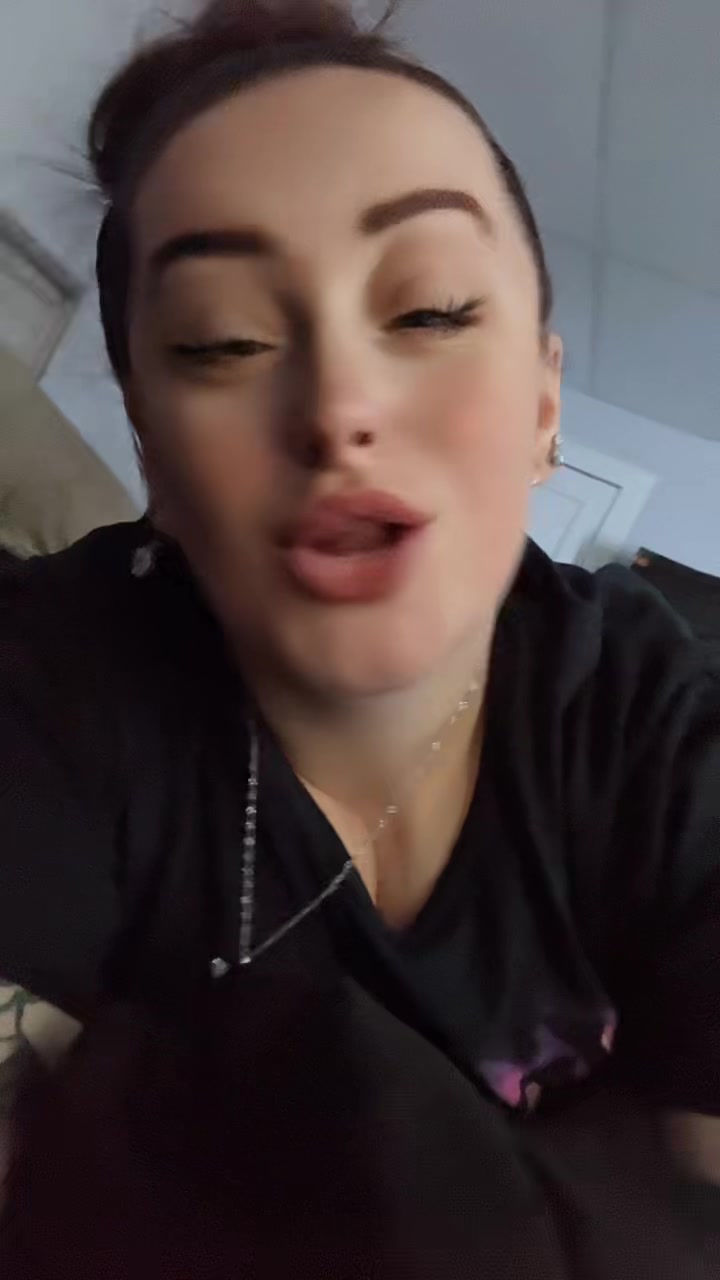 @JustASmallTownGirl🩷💜