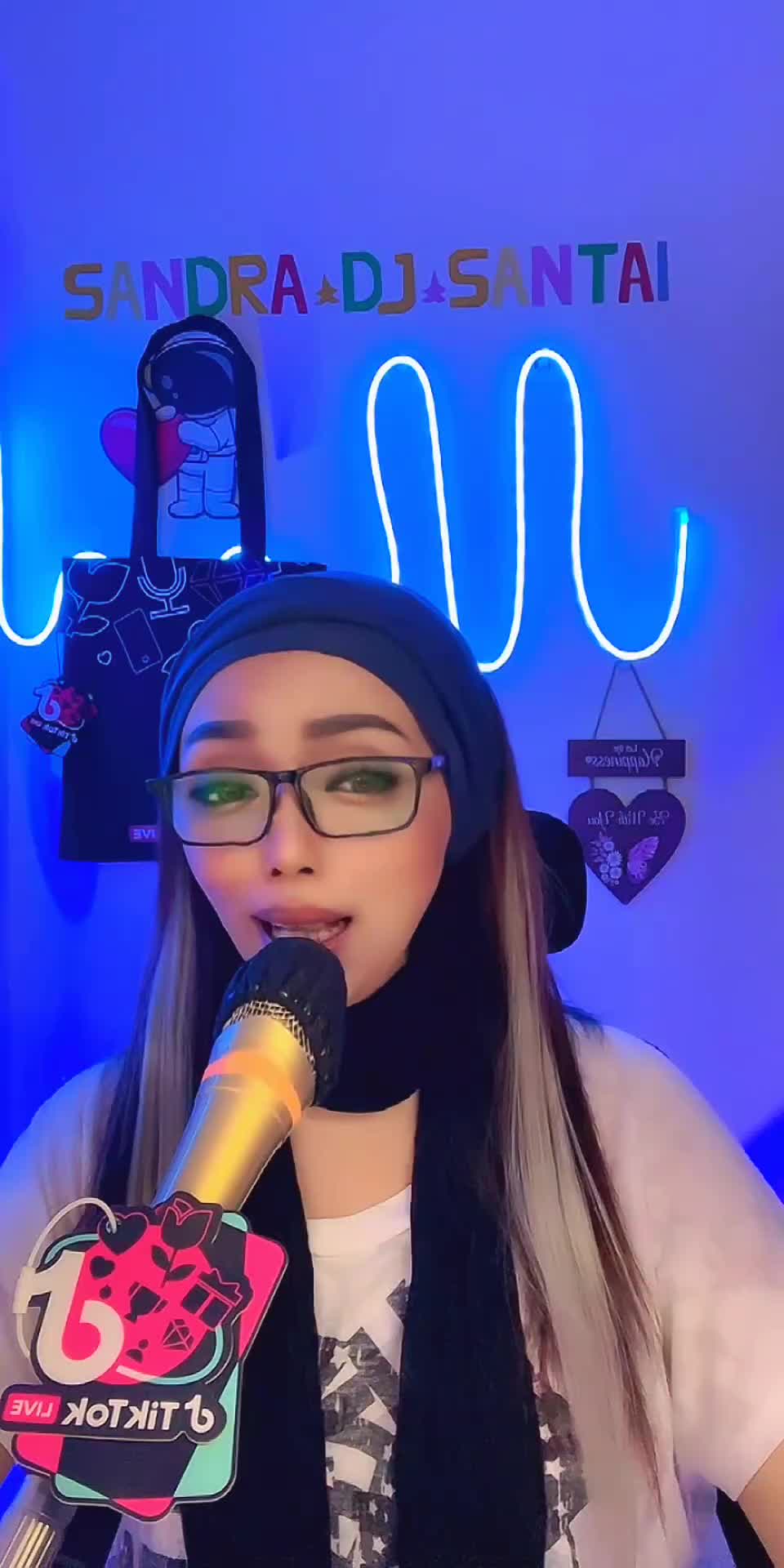 @𝙎𝘼𝙉𝘿𝙍𝘼 DJ SANTAI