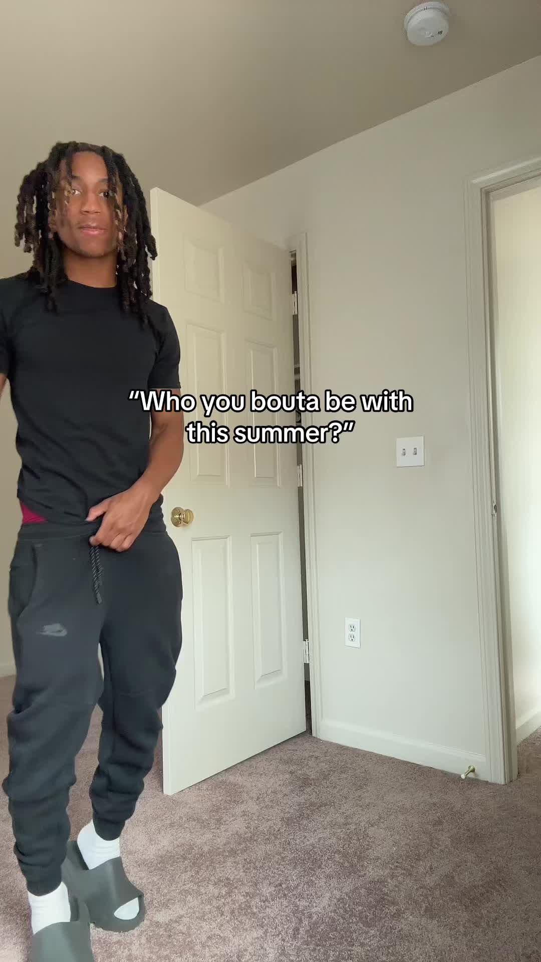 @ꨄ.