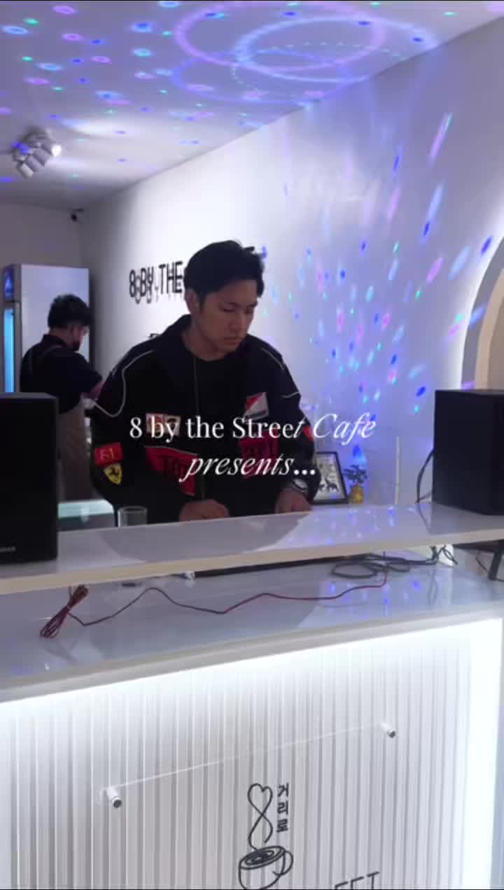 @8 by the Street Caf&eacute;