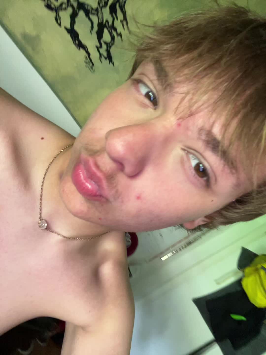 @zestybestie