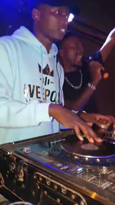 @WEEPON THE ENTERTAINER (DJ)