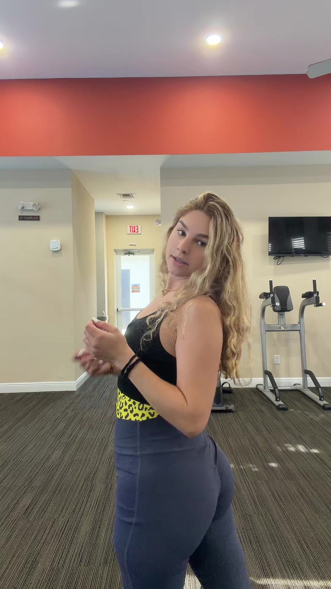 @Theyluvvella