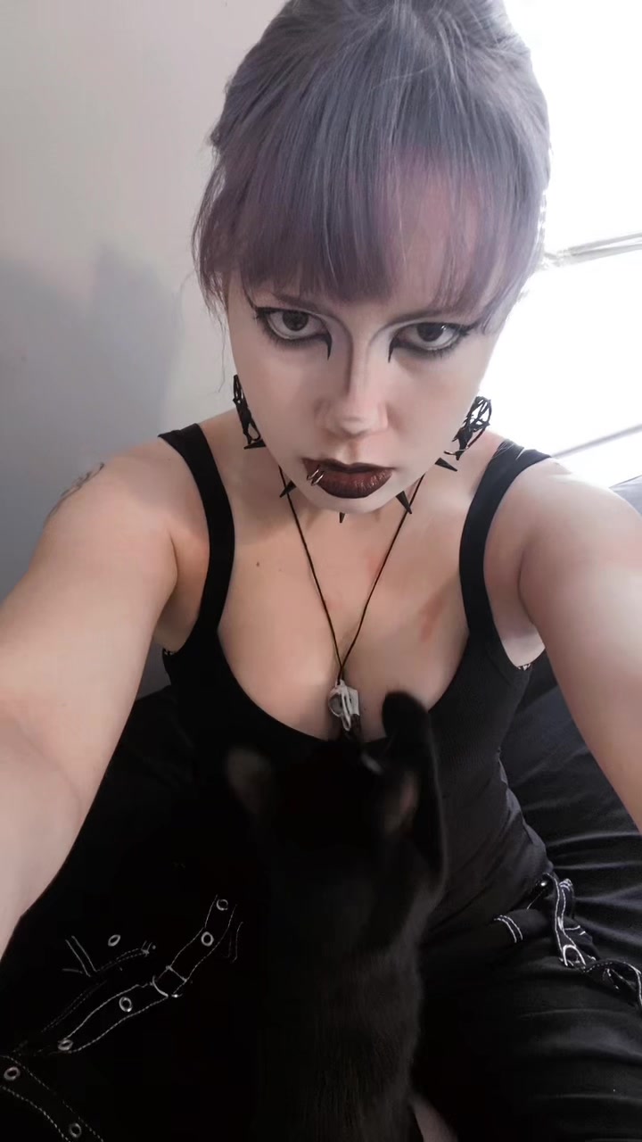 @Lydia🦇