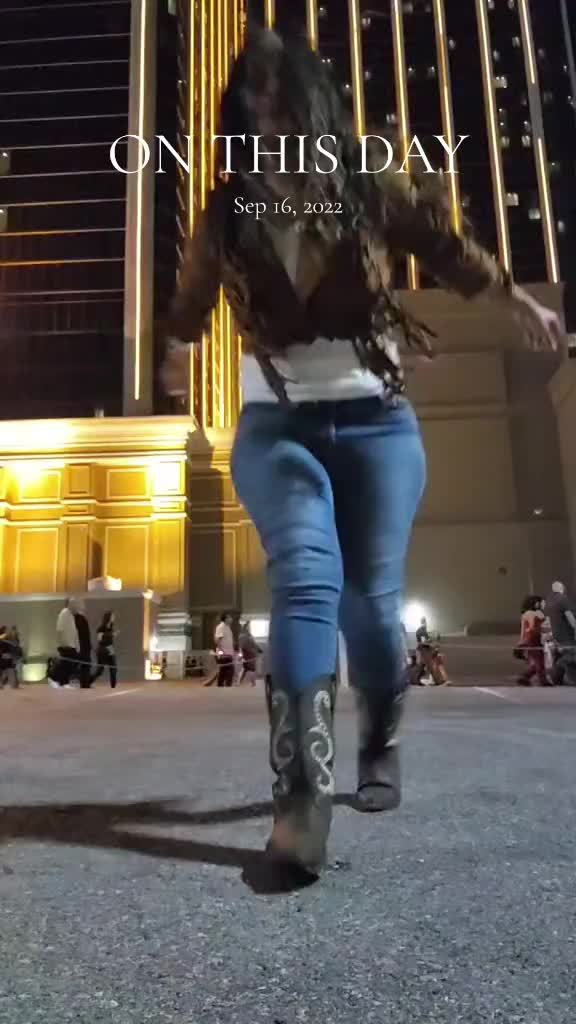 @La Dancing Cashier