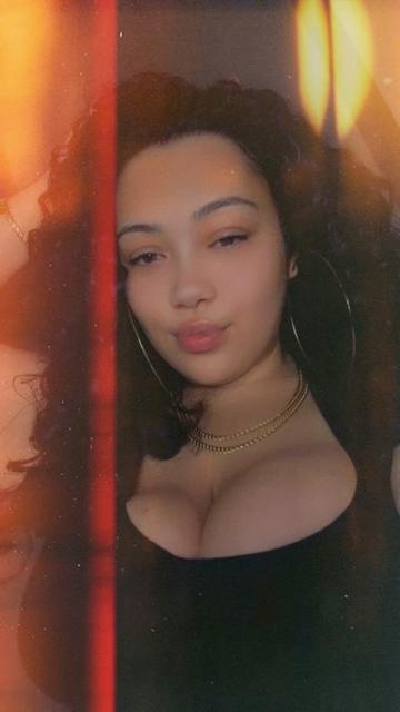 @QueenGetsHerWetta ๐ฆ๐