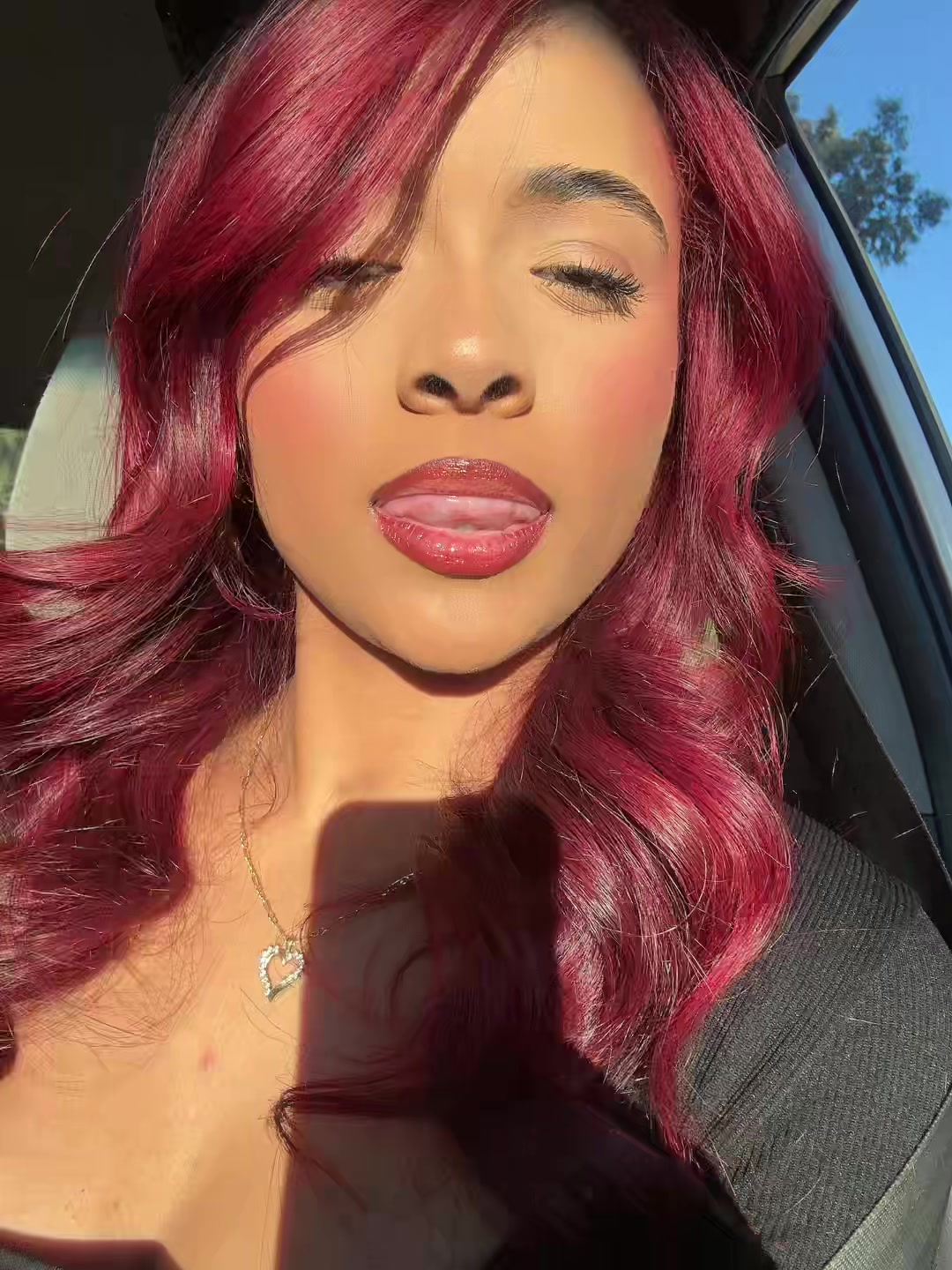 @👩🏽&zwj;❤️&zwj;💋&zwj;👩🏽
