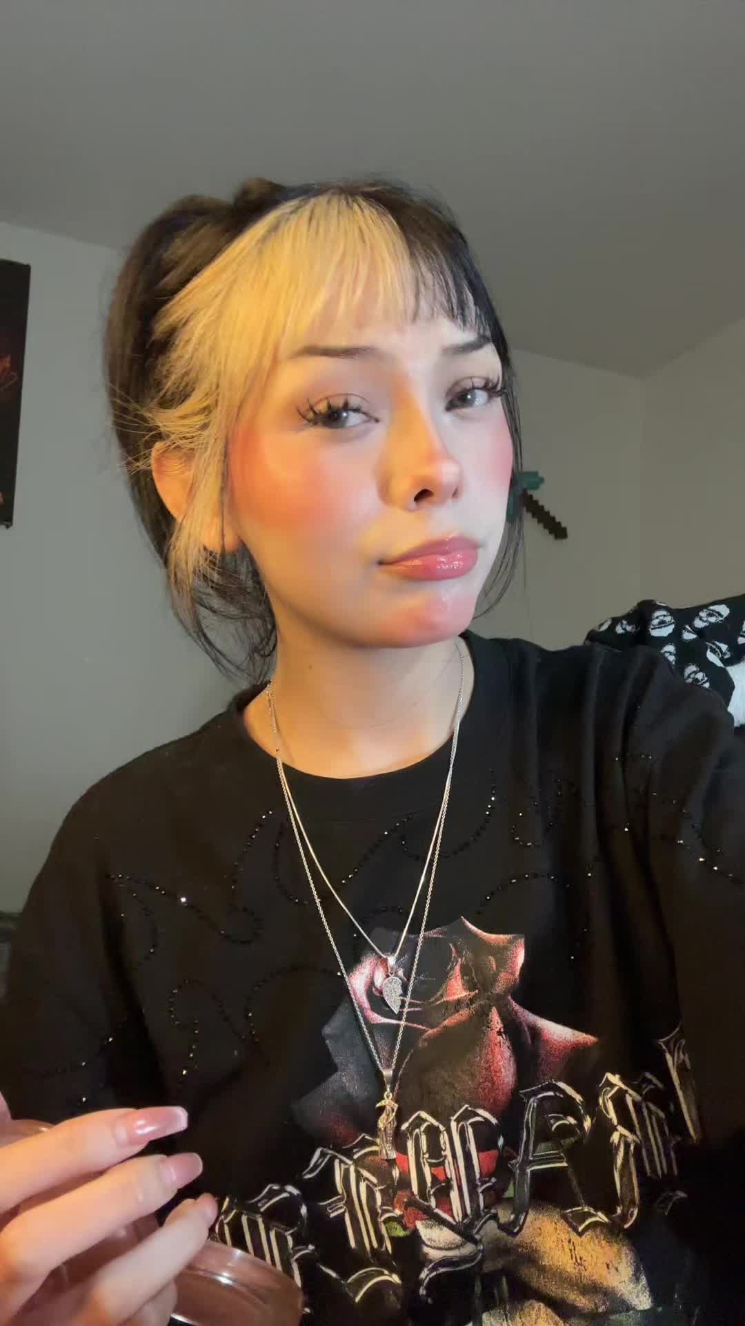 @SkinnyGhostiee🧛🏻&zwj;♀️