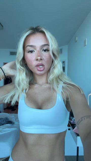 @emily rae โ