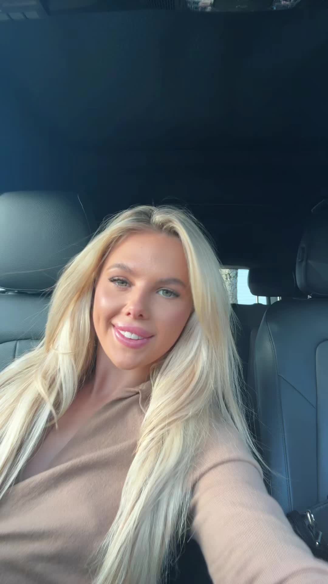 @elliebluegregoria