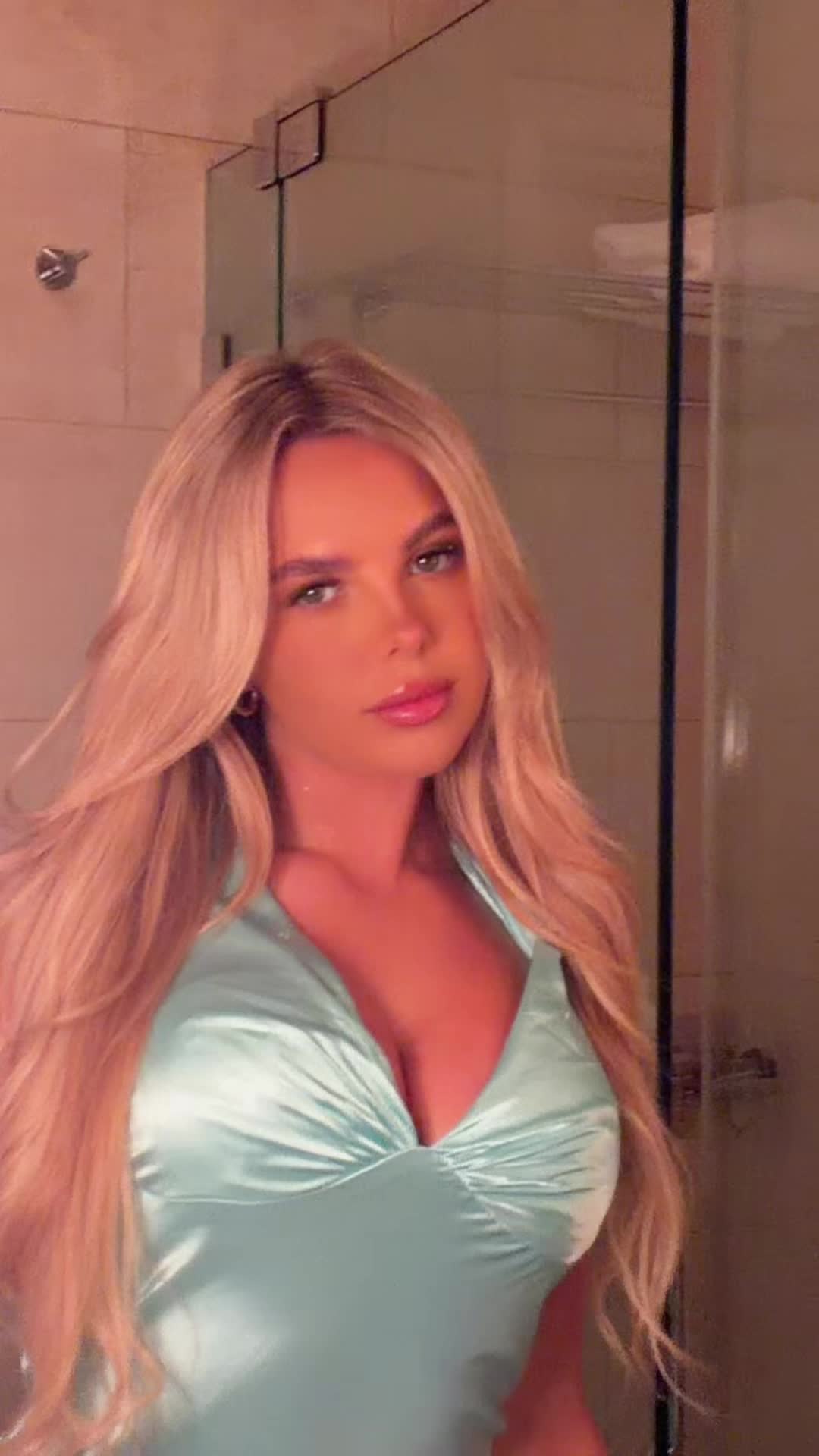 @elliebluegregoria