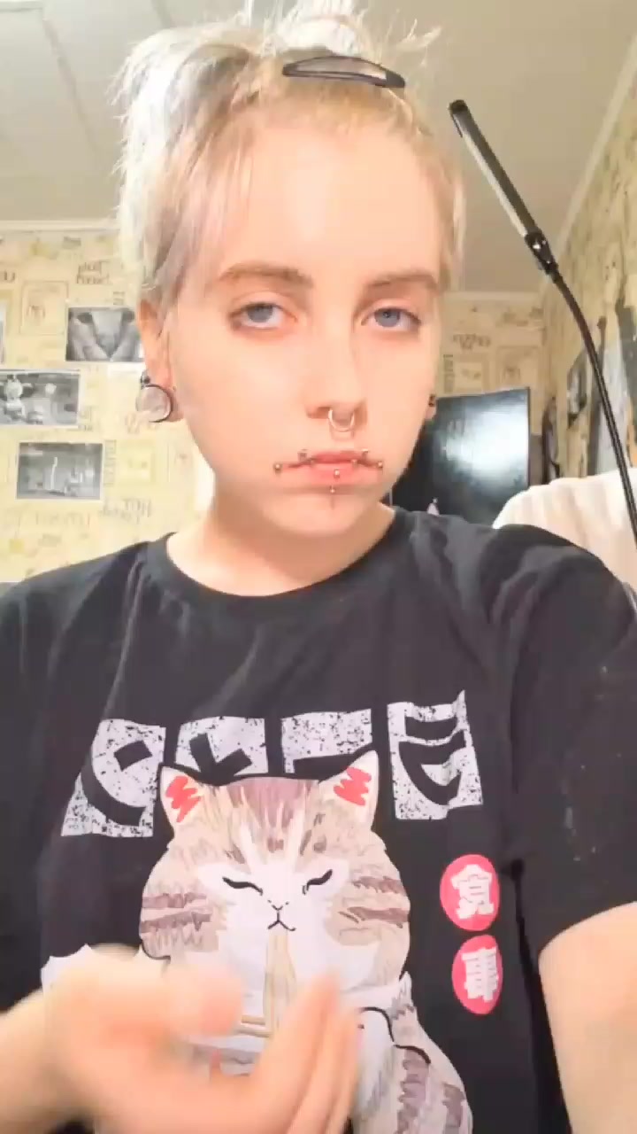 @𝐛𝐚𝐭🕸she/her