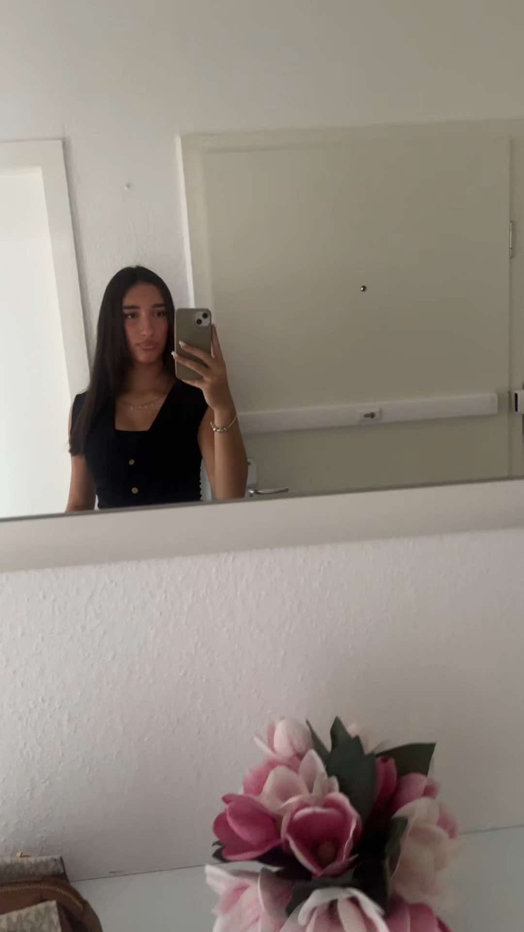 @sᴀʀᴀ
