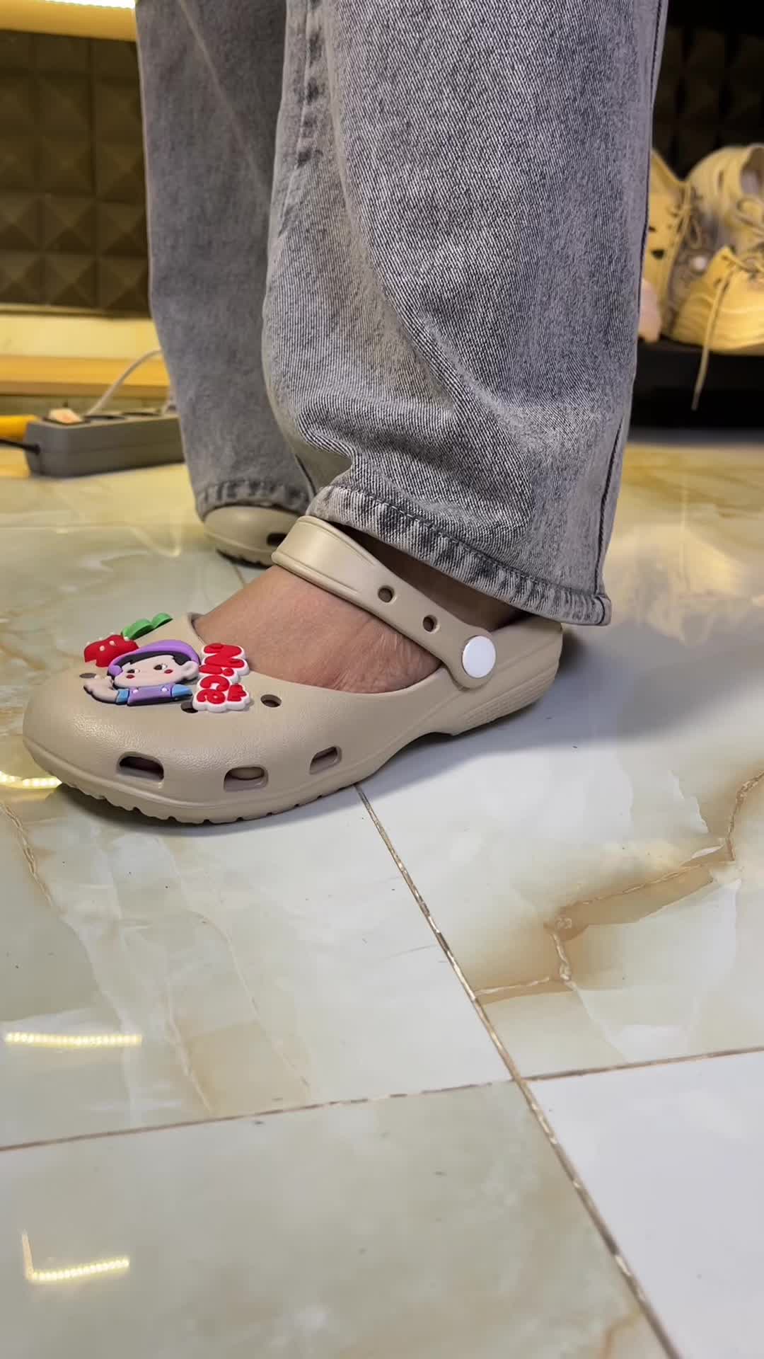 @LELI si paling TAS dan SANDAL