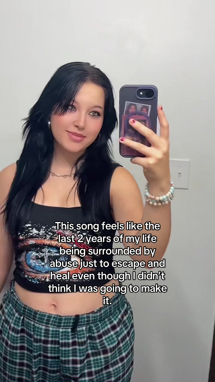 @𝓡𝓸𝓻𝔂 ♡₊˚ 🦢・₊✧