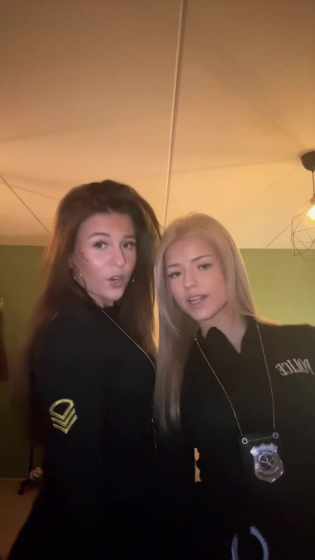 @𝐯𝐥𝐢𝐧𝐫𝐨𝐨𝐝𝐡𝐮𝐢𝐳𝐞𝐧