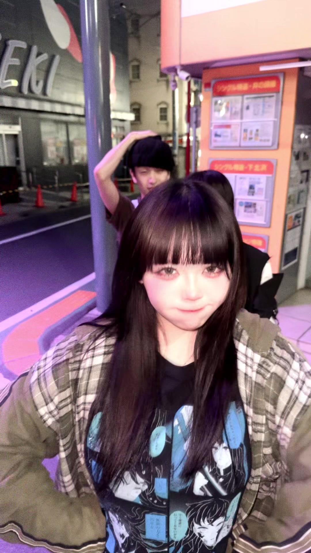 @にこり