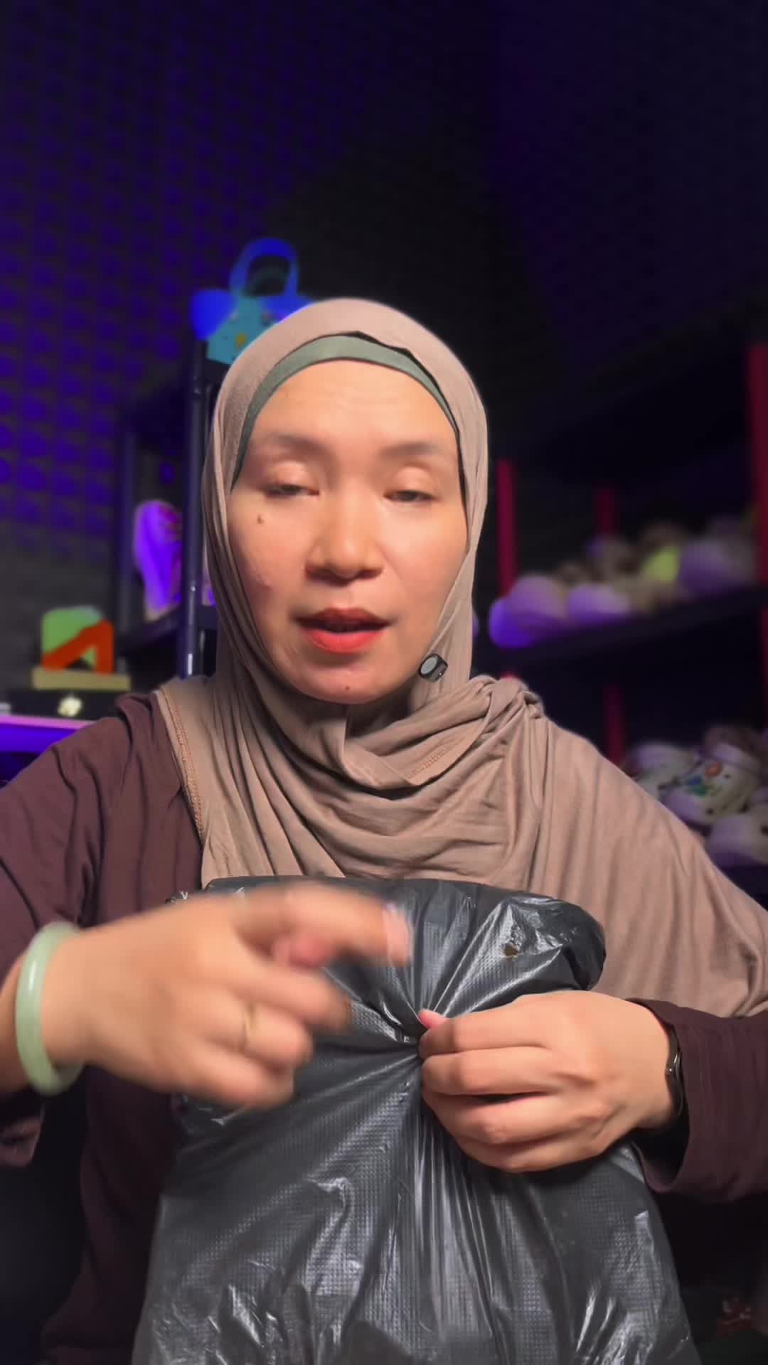 @LELI si paling TAS dan SANDAL