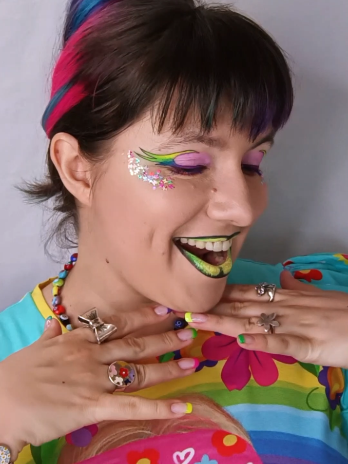 @TheMirrorBeauty lip art 💋🌈💄