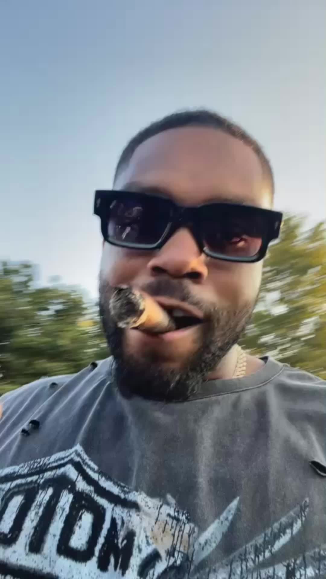 @QUE