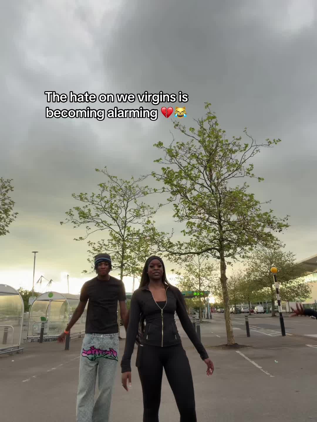 @F<>:)👨&zwj;🦯🧃