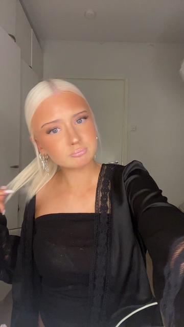 @𝓗𝓮𝓵𝓶𝓲𝓲𝓷𝓪🐰