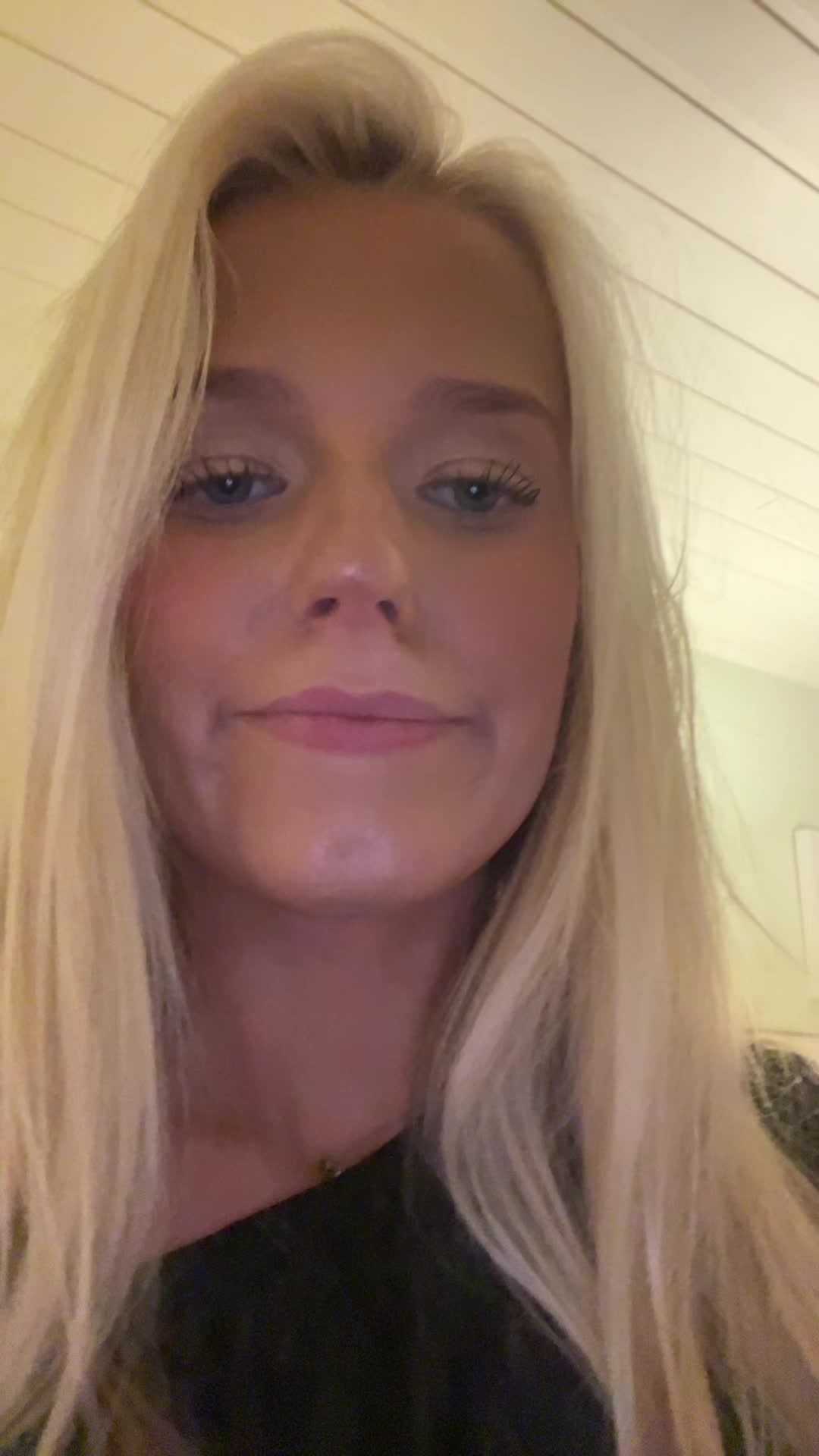 @elladensnellla
