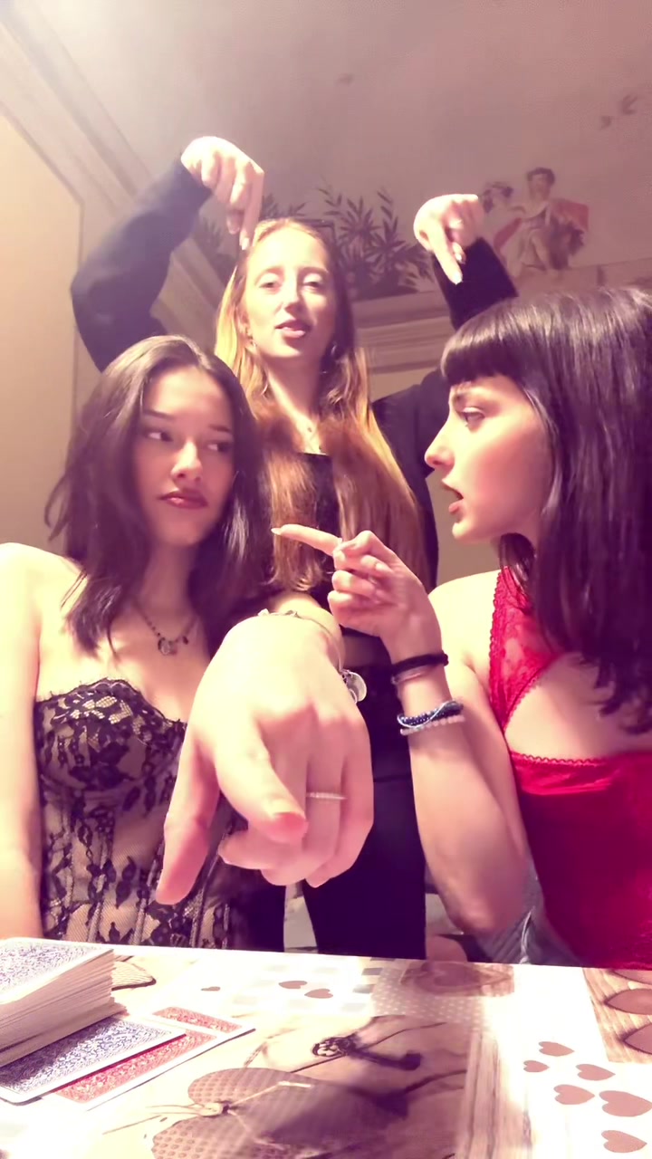 @elliepasqui