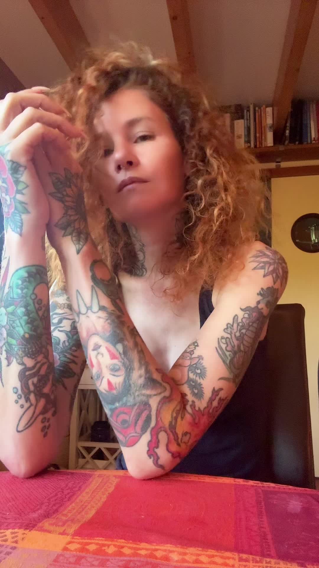 @Curlyhairwithtattoos