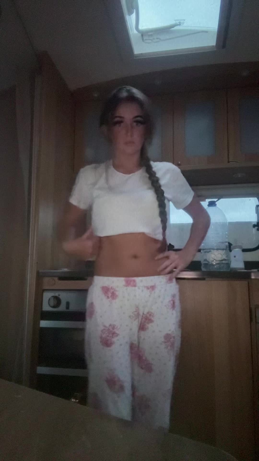@~J~