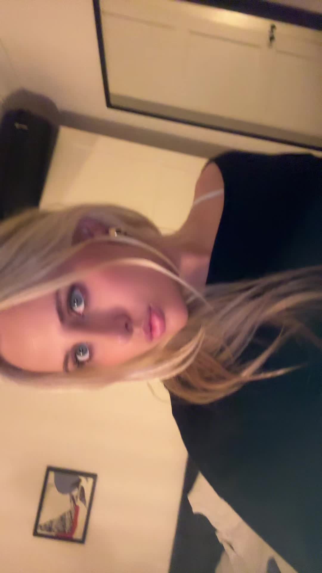 @miahollis1