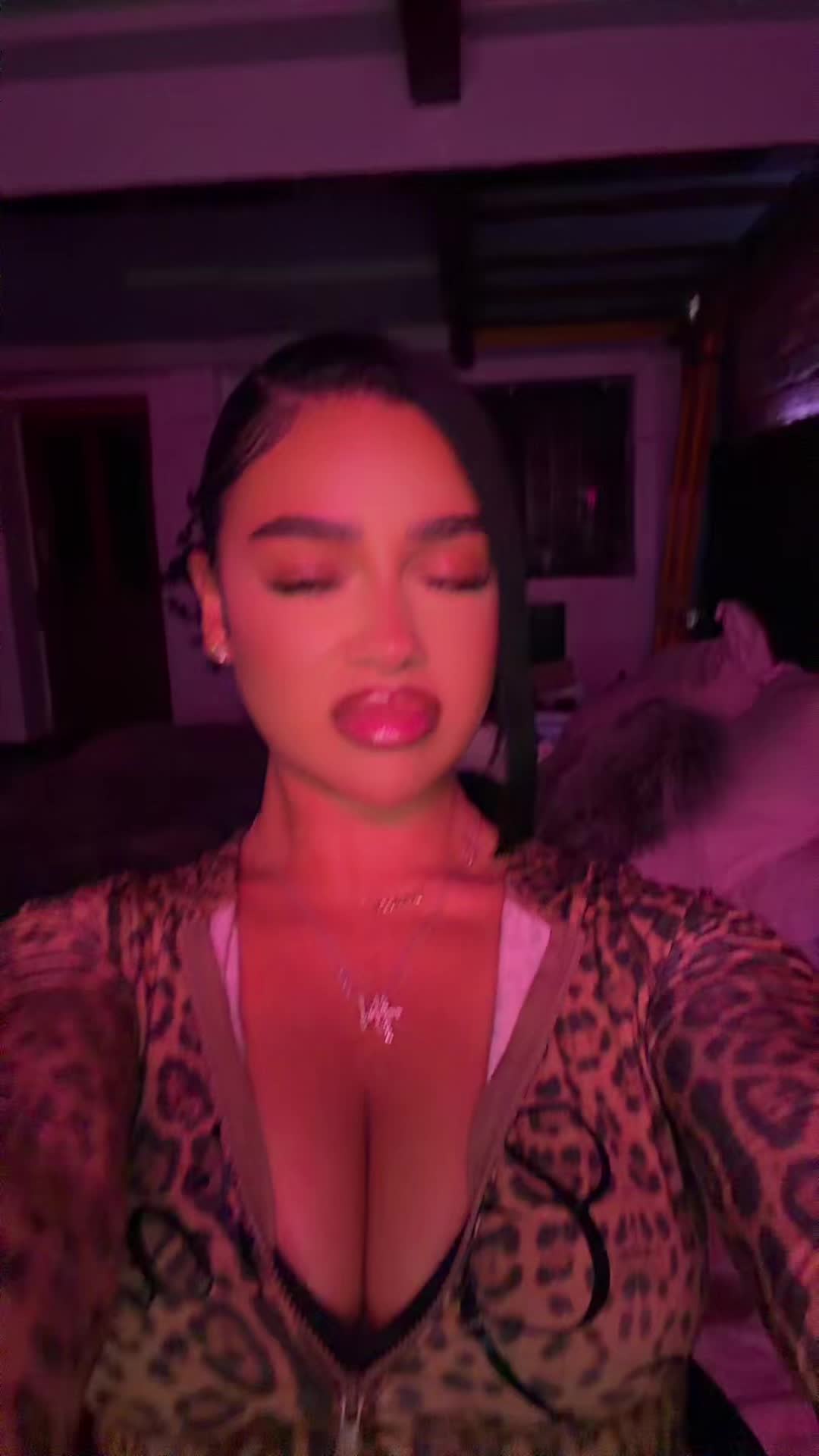 @nelliecharles_