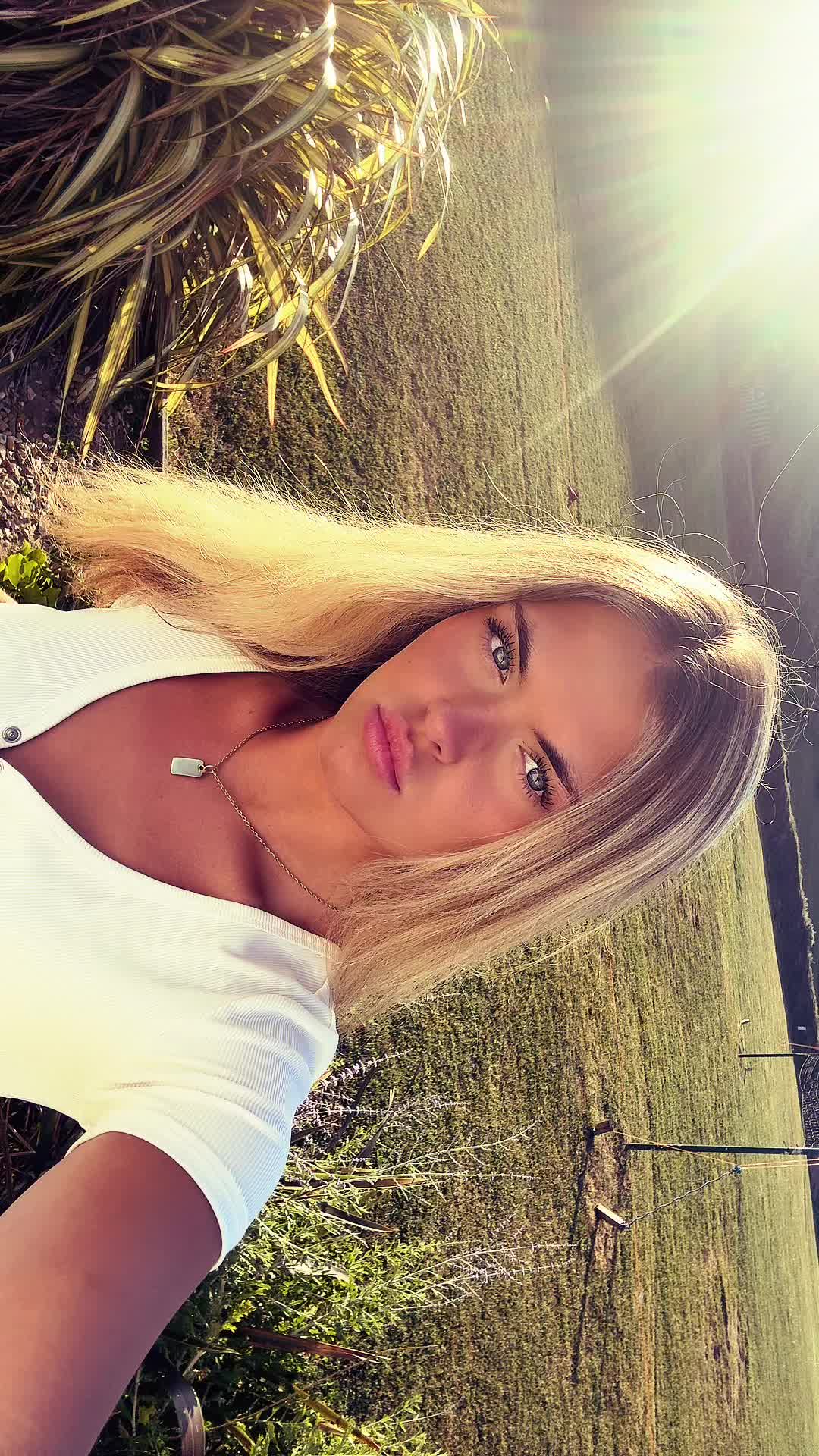 @hollyvjones