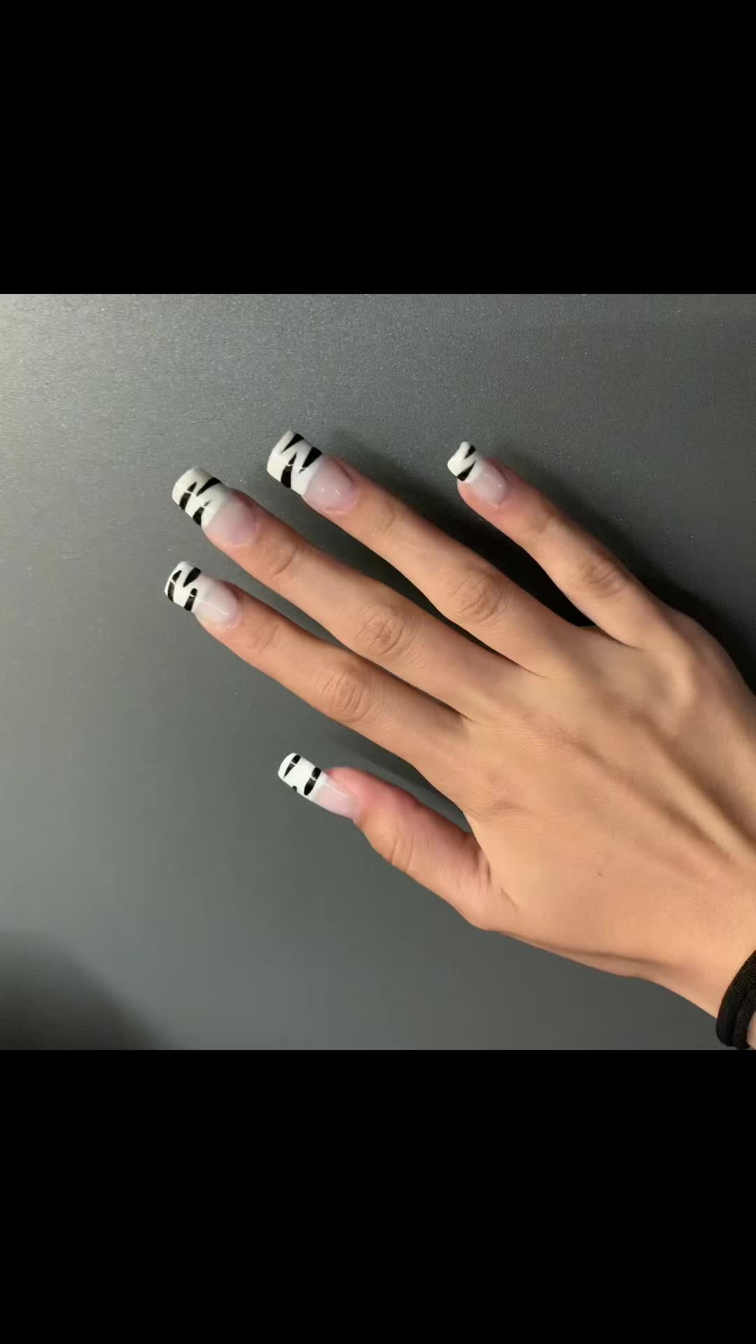 @чернаяяя👀