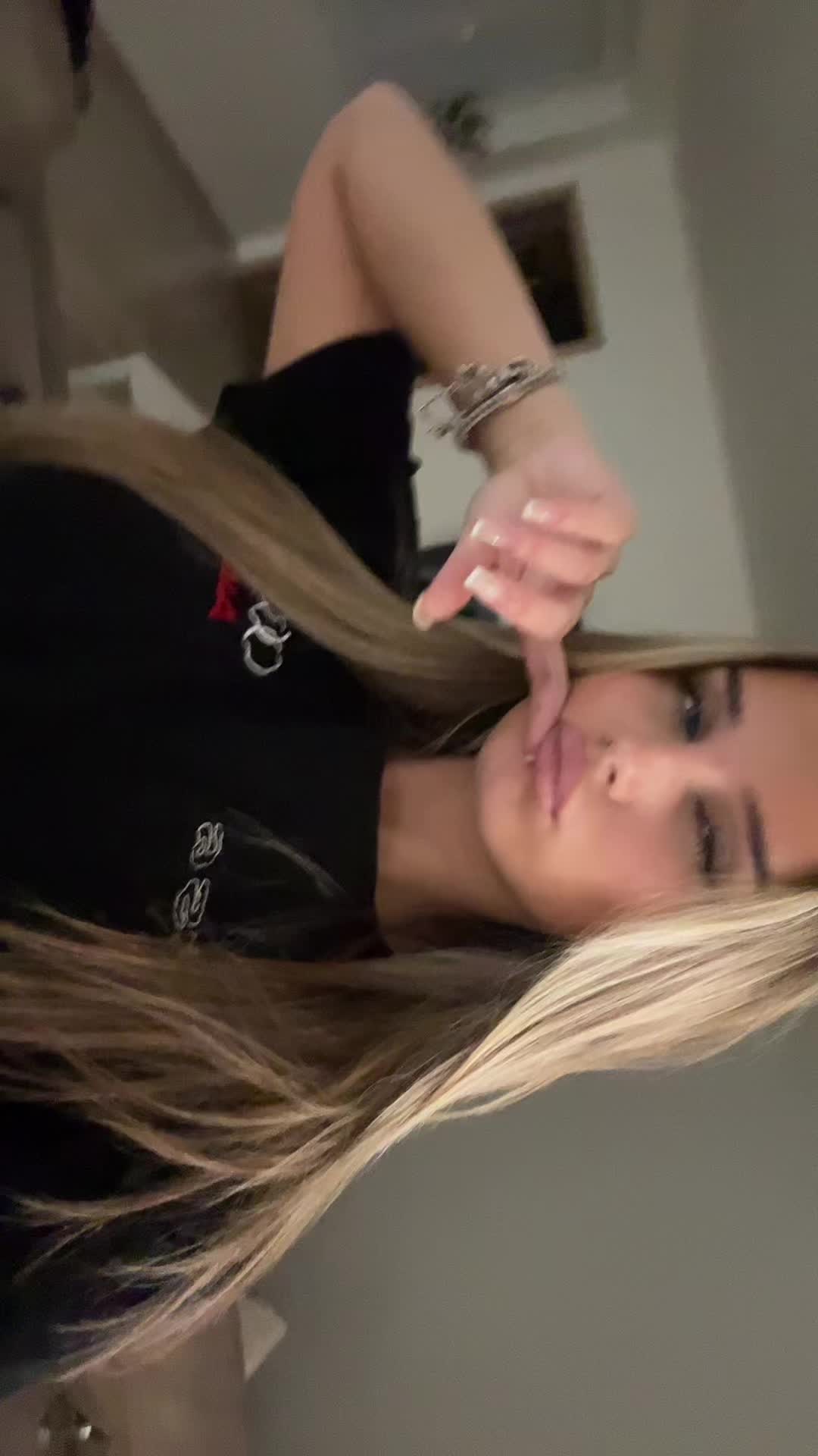 @<33