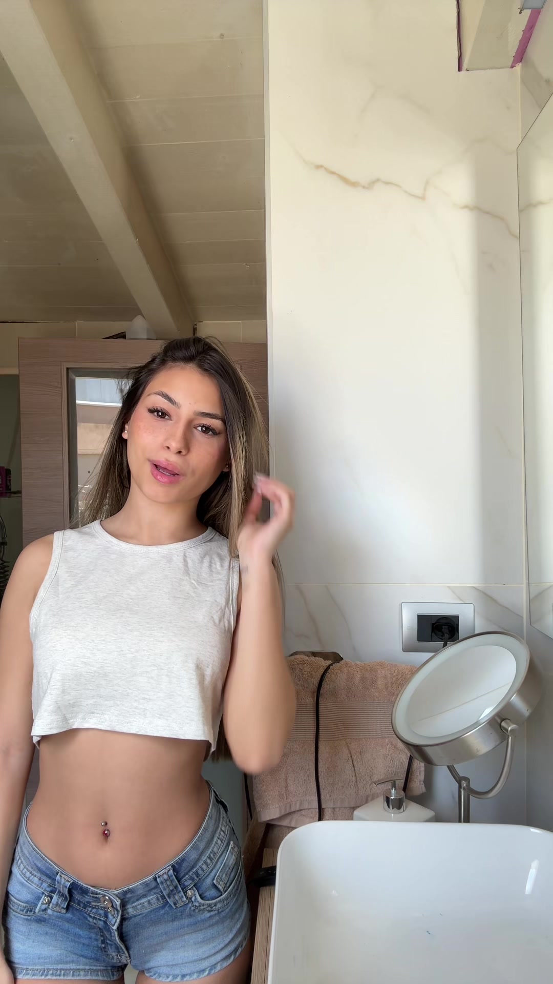 @elisaangiius