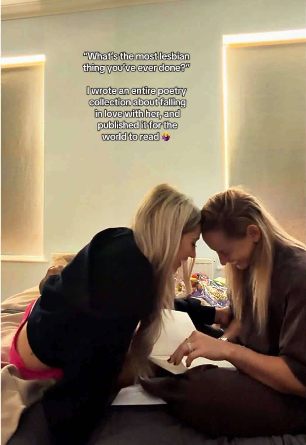 @Lisa J Evans sapphic author ⚢
