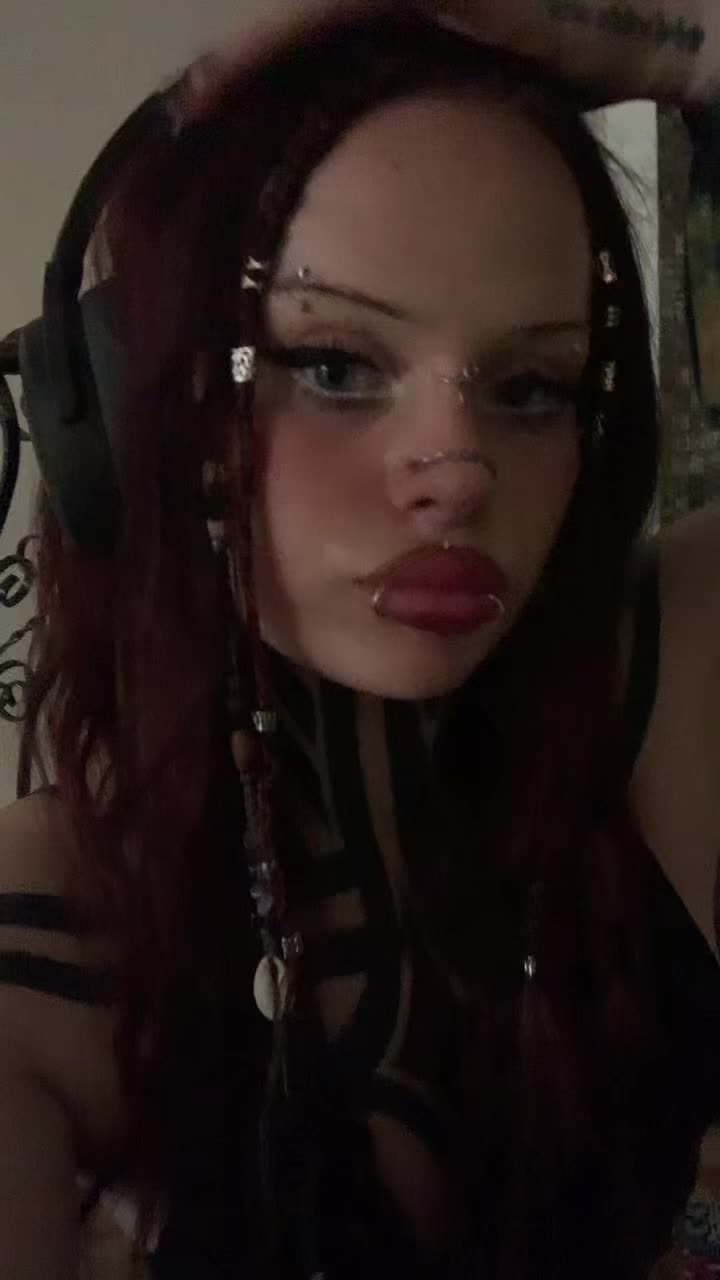 @AmeliaQueenYolo