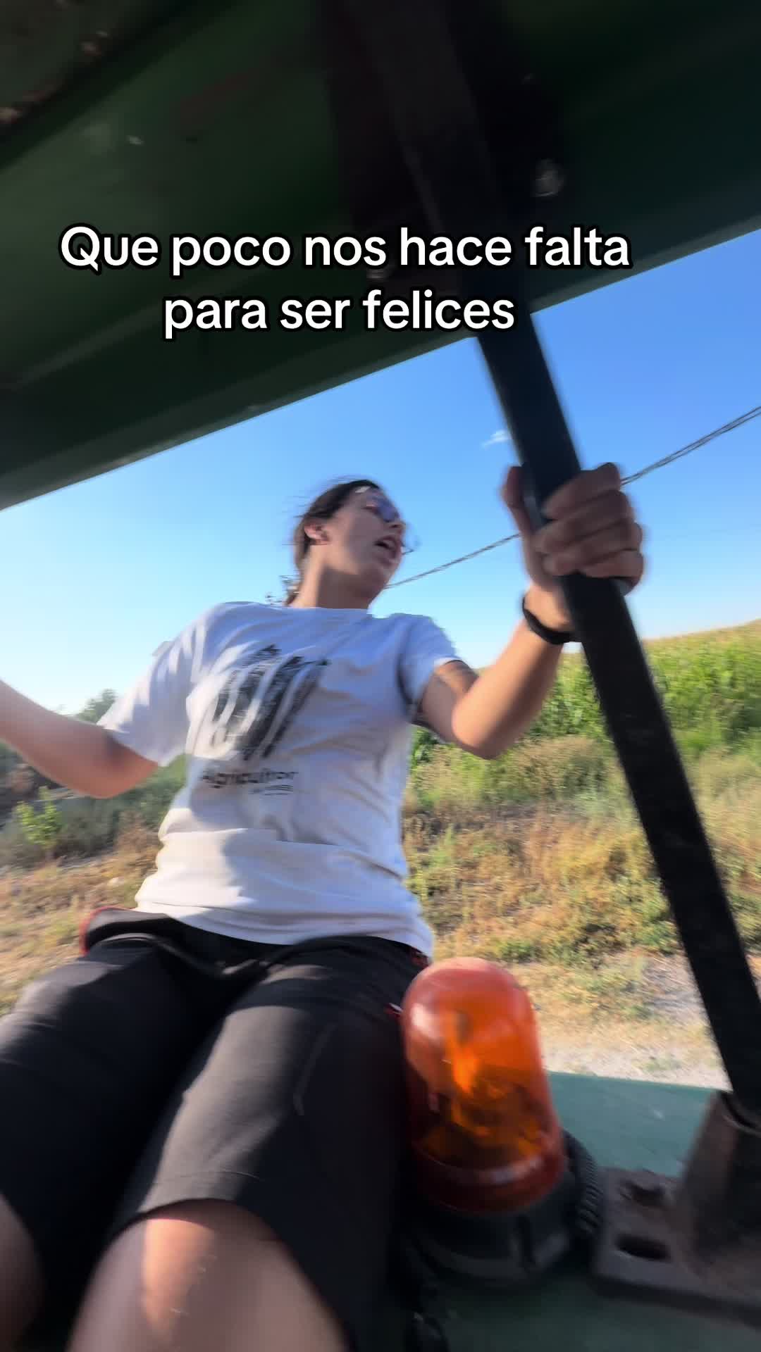 @El del techno en el tractor