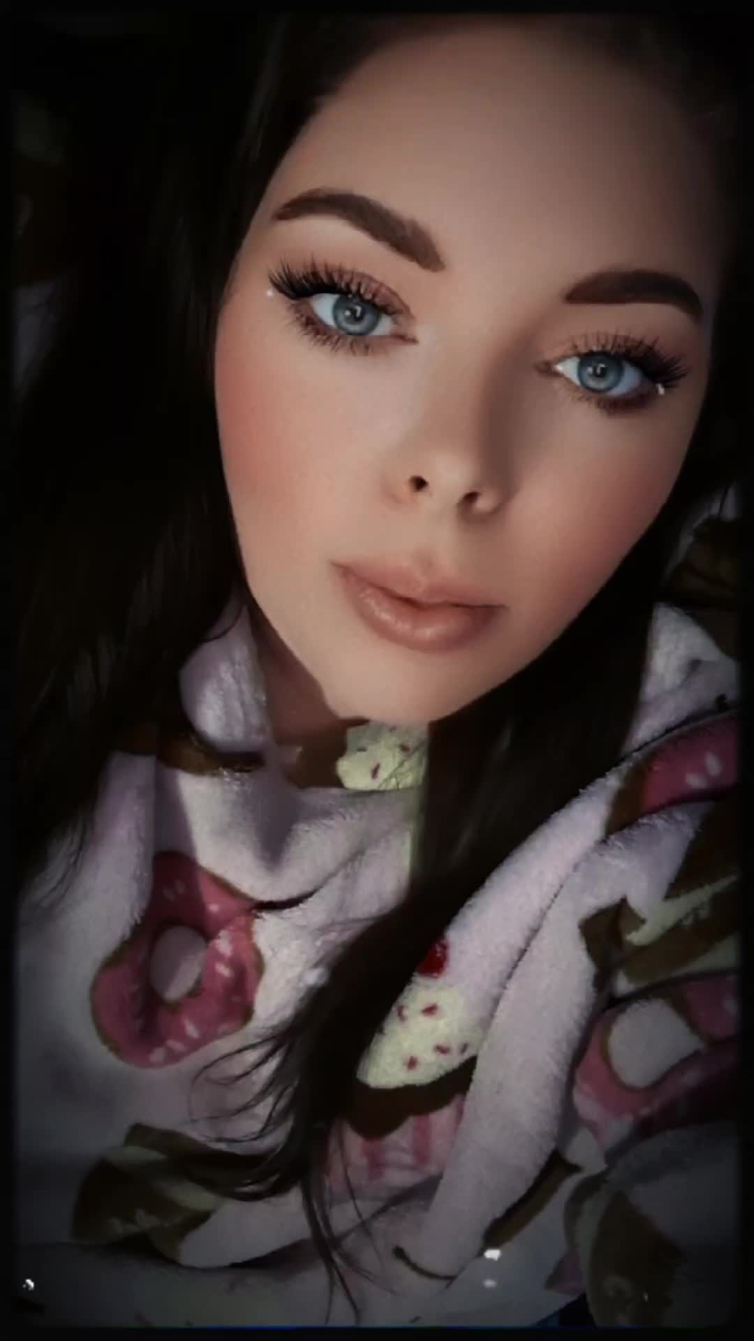 @🍒𝒮𝒽𝒶𝓃𝒶 ~𝓁o𝓊𝒾𝓈𝑒🍒